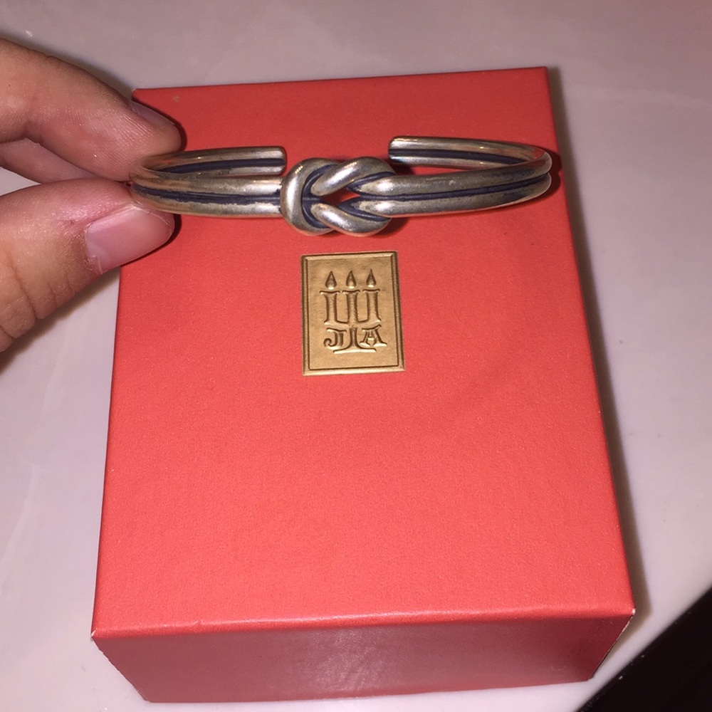 Lovers’ knot bracelet